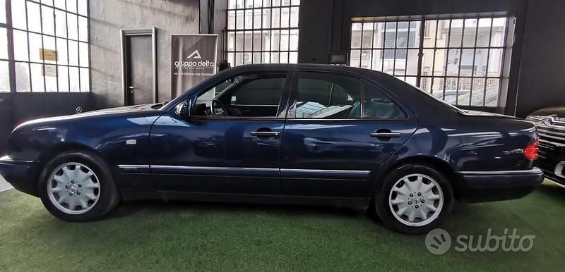 Usata Mercedes E200 Elegance 186 CV (136 kW) 1998 Blu Berlina
