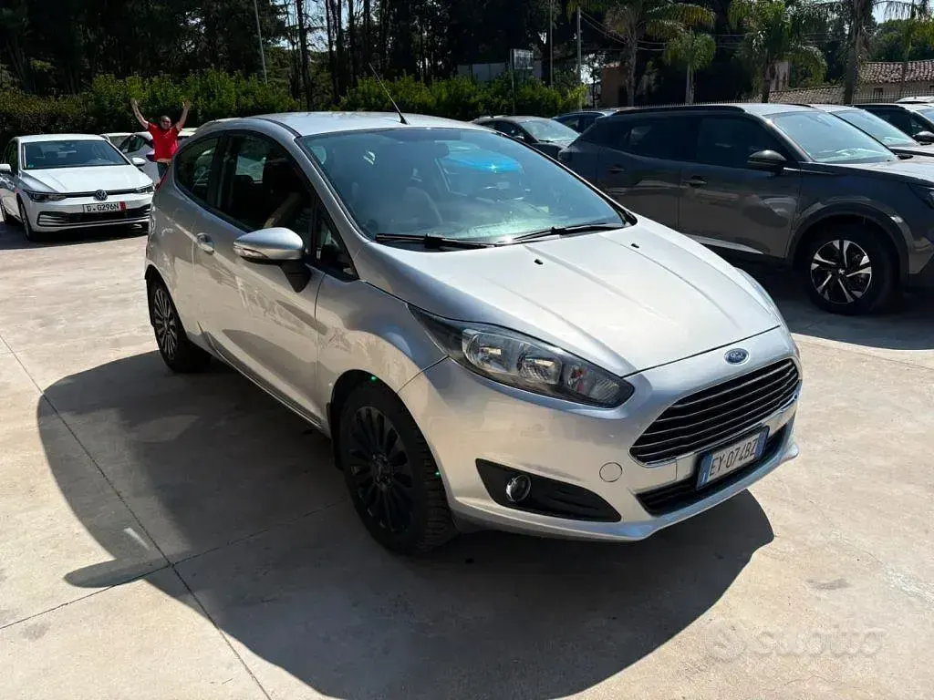 Usata Ford Fiesta Titanium 97 CV (71 kW) 2015 Grigio Utilitaria