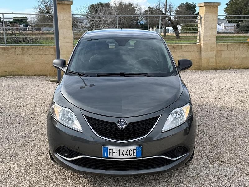 Usata Lancia Ypsilon Gold 69 CV (50 kW) 2017 Grigio Utilitaria
