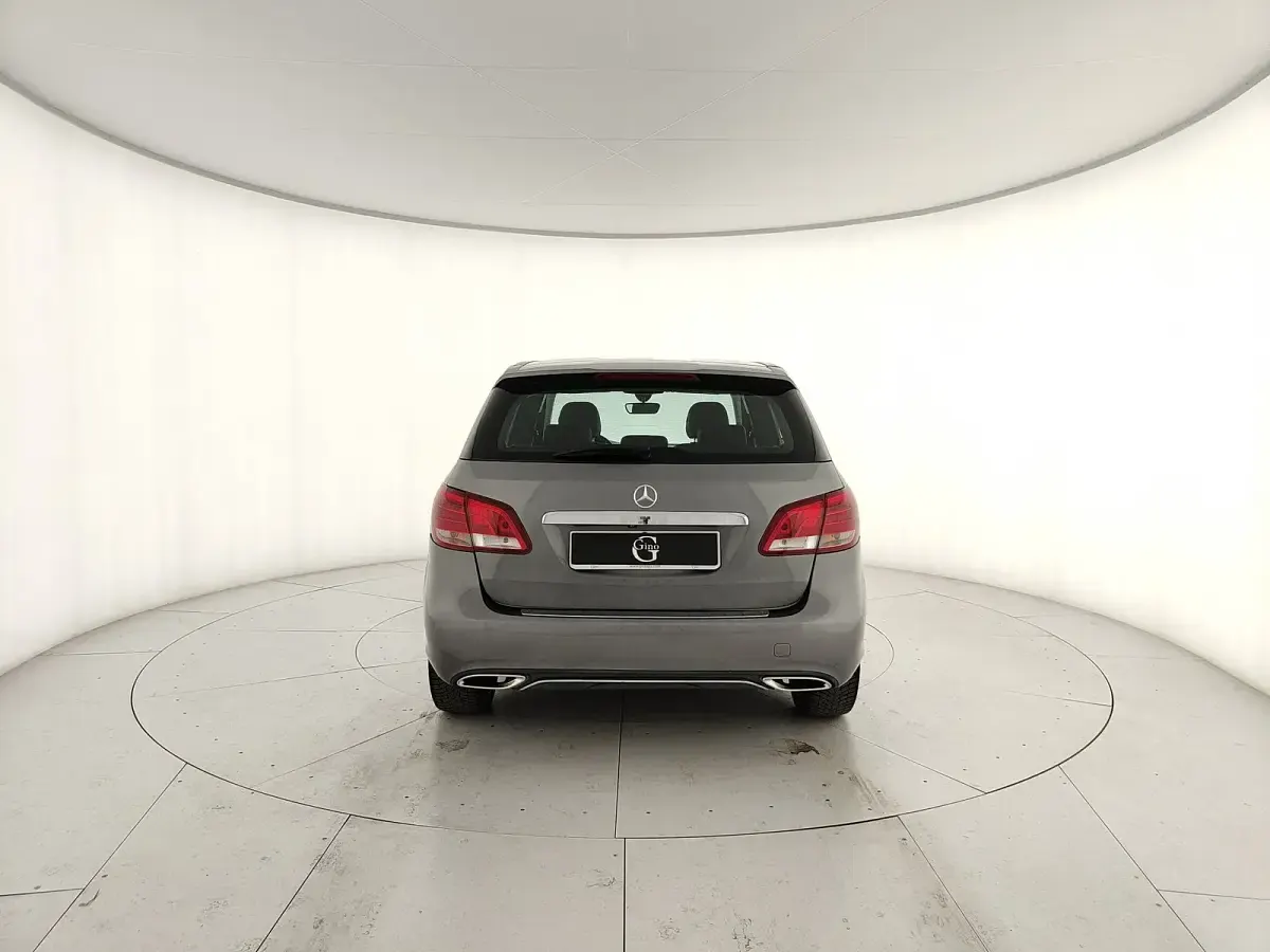 Usata Mercedes B180 109 CV (80 kW) 2016 Grigio montagna Utilitaria