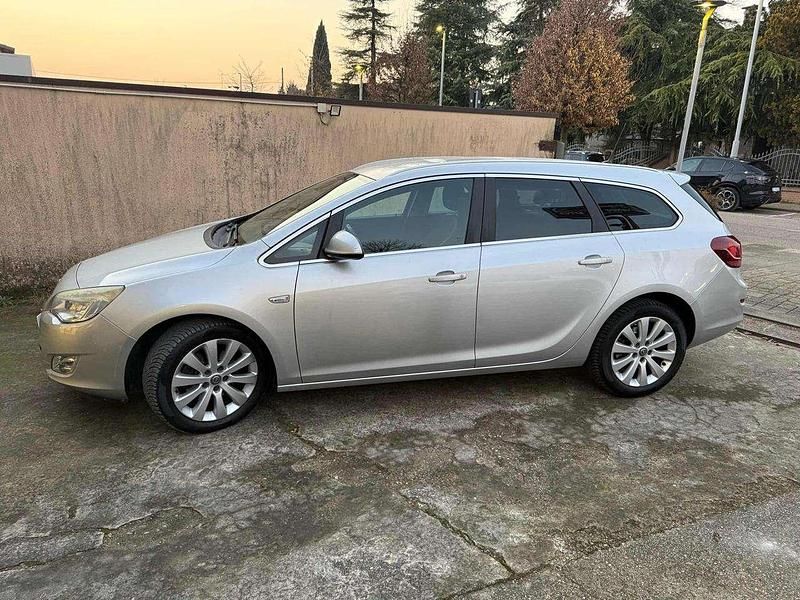 Usata Opel Astra Cosmo 110 CV (80 kW) 2011 Grigio Station wagon
