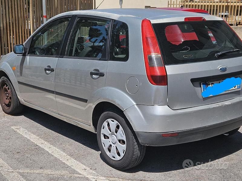 Usata Ford Fiesta 68 CV (50 kW) 2004 Grigio Utilitaria
