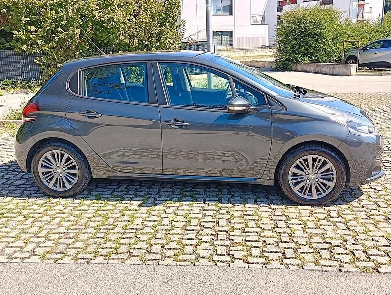 Usata Peugeot 208 82 CV (60 kW) 2017 Grigio Utilitaria