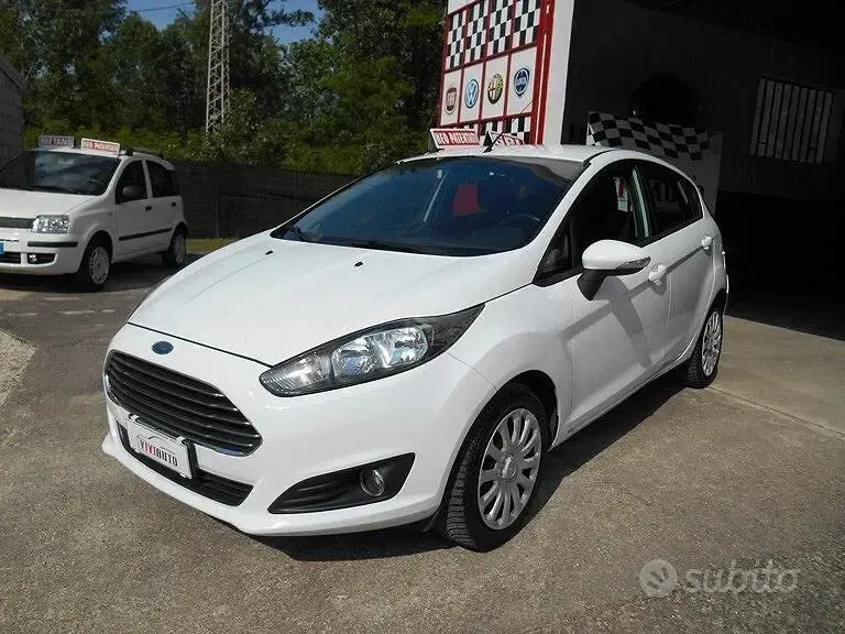 Usata Ford Fiesta 97 CV (71 kW) 2014 Bianco Utilitaria
