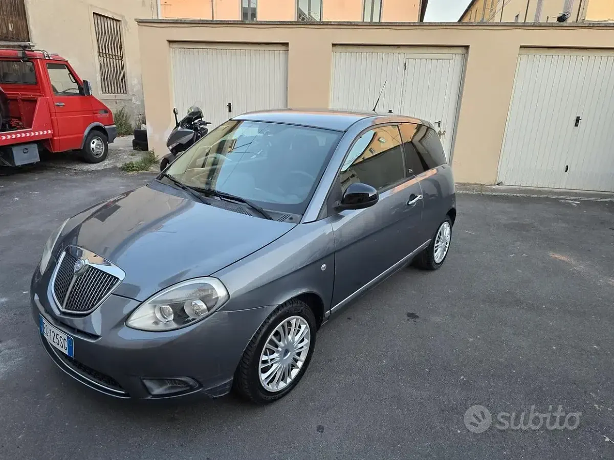 Usata Lancia Ypsilon 69 CV (50 kW) 2011 Grigio Utilitaria