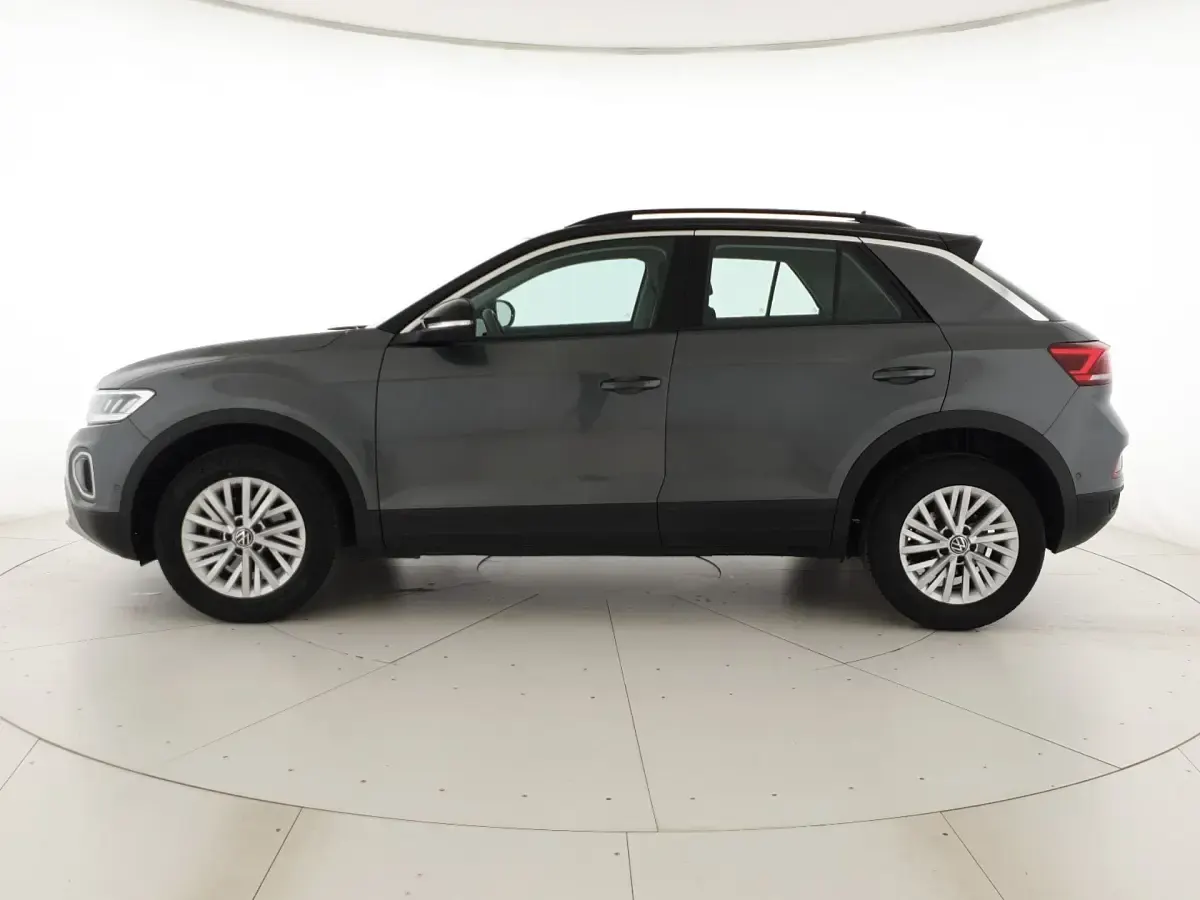 Usata VW T-Roc Life 116 CV (85 kW) 2025 Indium grey metallizzato nero SUV