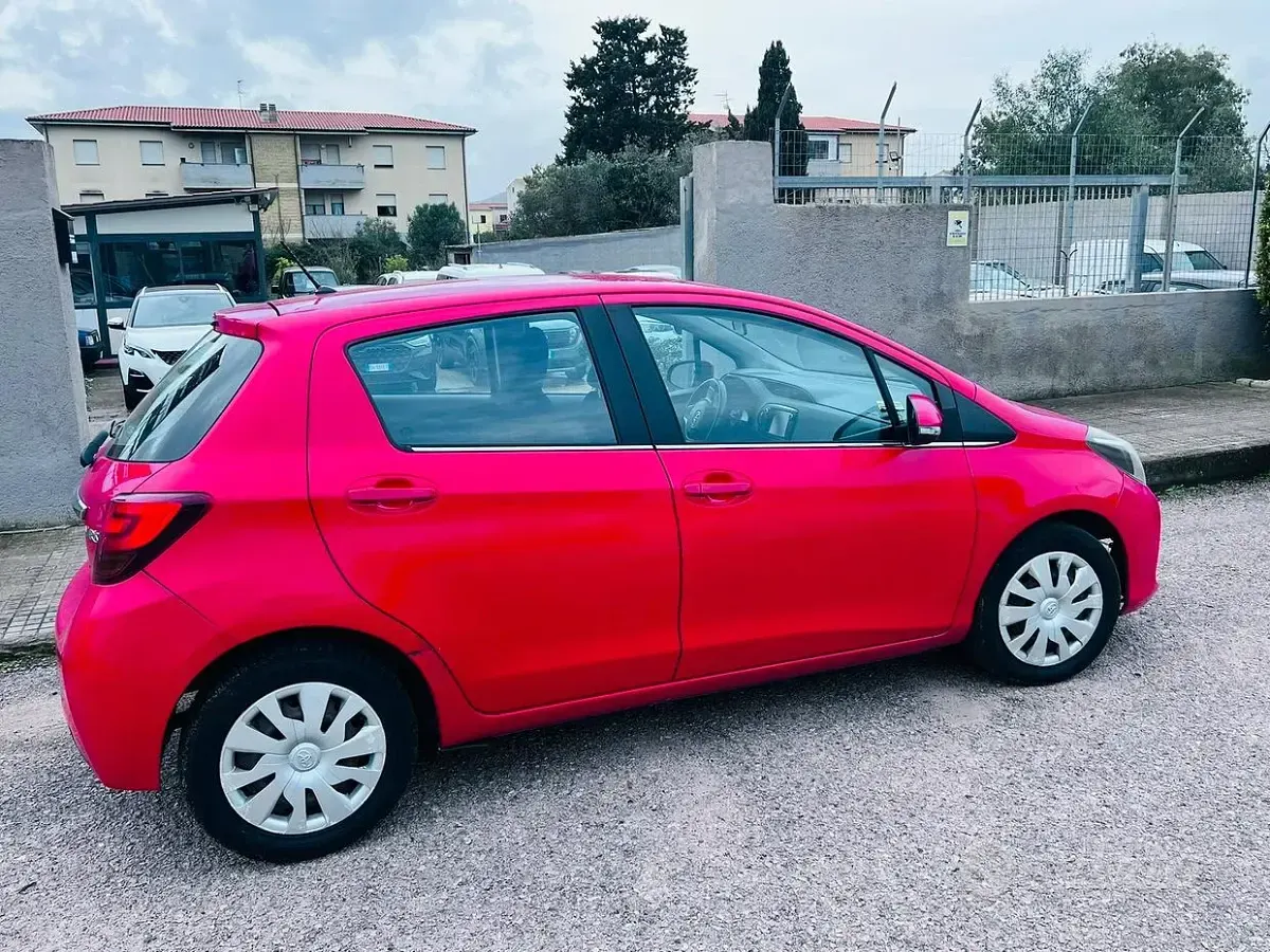 Usata Toyota Yaris 90 CV (66 kW) 2016 Rosso Berlina