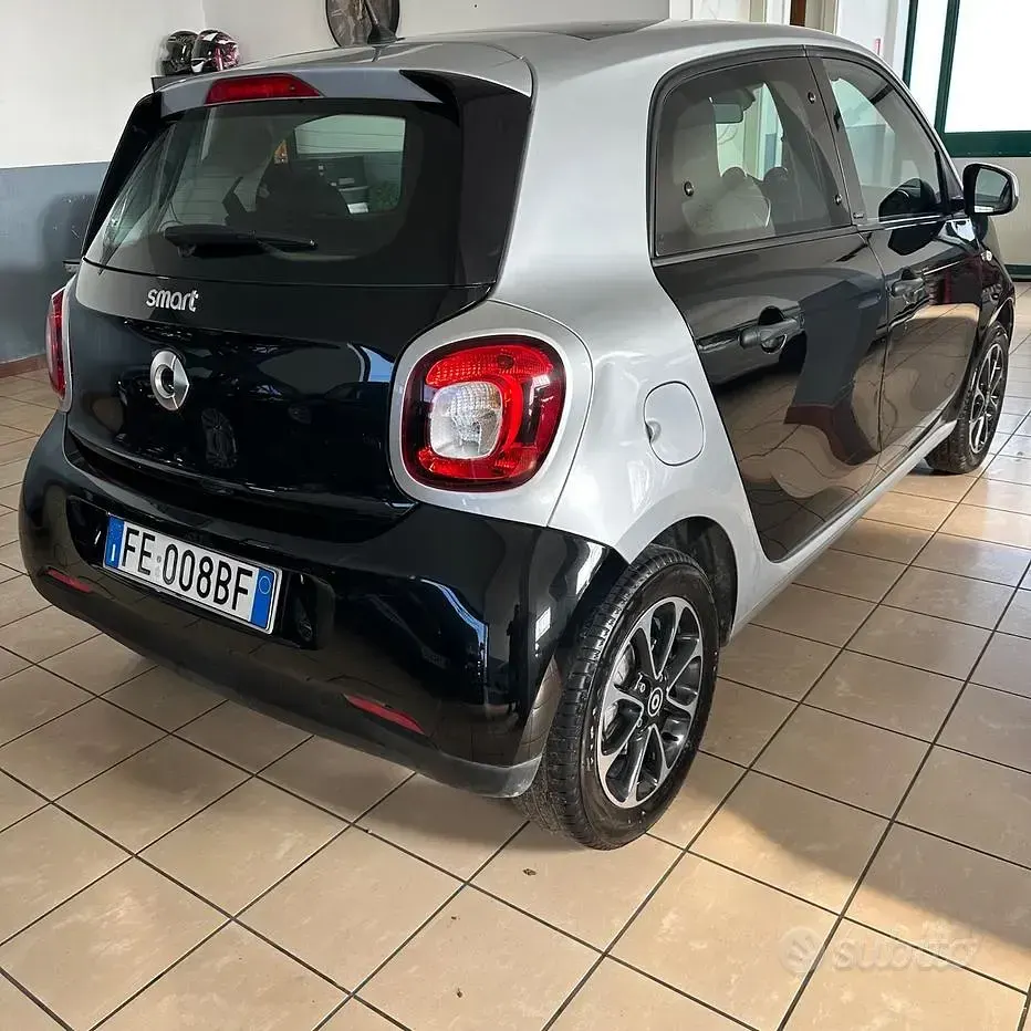 Usata Smart ForFour Prime 71 CV (52 kW) 2016 Nero Utilitaria