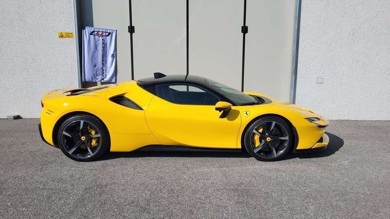 Giallo Nuova 2025 Ferrari SF90 | 520.000 € - Immagine 1/4