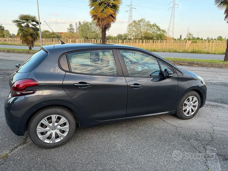 Usata Peugeot 208 102 CV (75 kW) 2016 Grigio Utilitaria