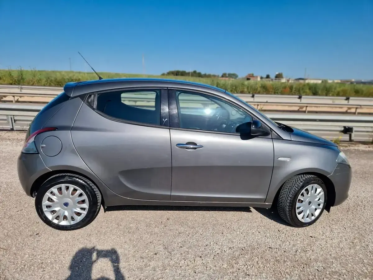 Usata Lancia Ypsilon 69 CV (50 kW) 2013 Grigio Utilitaria