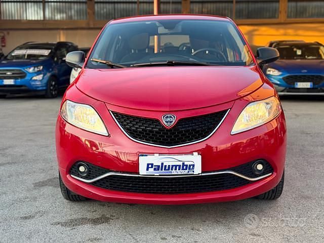 Usata Lancia Ypsilon Gold 69 CV (50 kW) 2016 Rosso Utilitaria