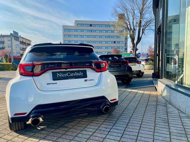 Usata Toyota Yaris 280 CV (205 kW) 2024 Bianco Utilitaria