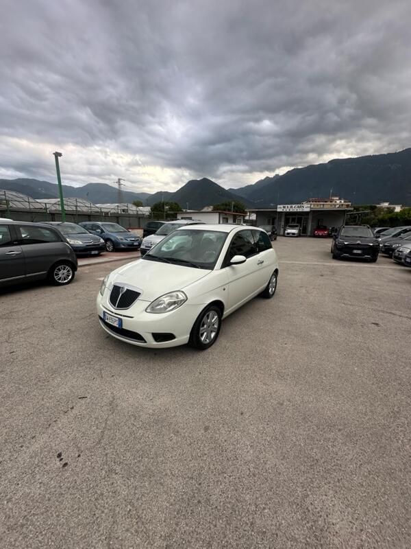 Usata Lancia Ypsilon 75 CV (55 kW) 2009 Bianco Utilitaria