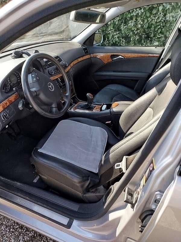 Usata Mercedes E220 Classic 150 CV (110 kW) 2006 Argento Berlina