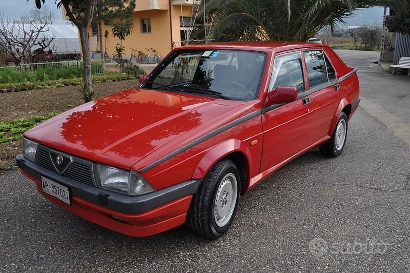 Usata Alfa Romeo 75 148 CV (108 kW) 1988 Rosso Berlina
