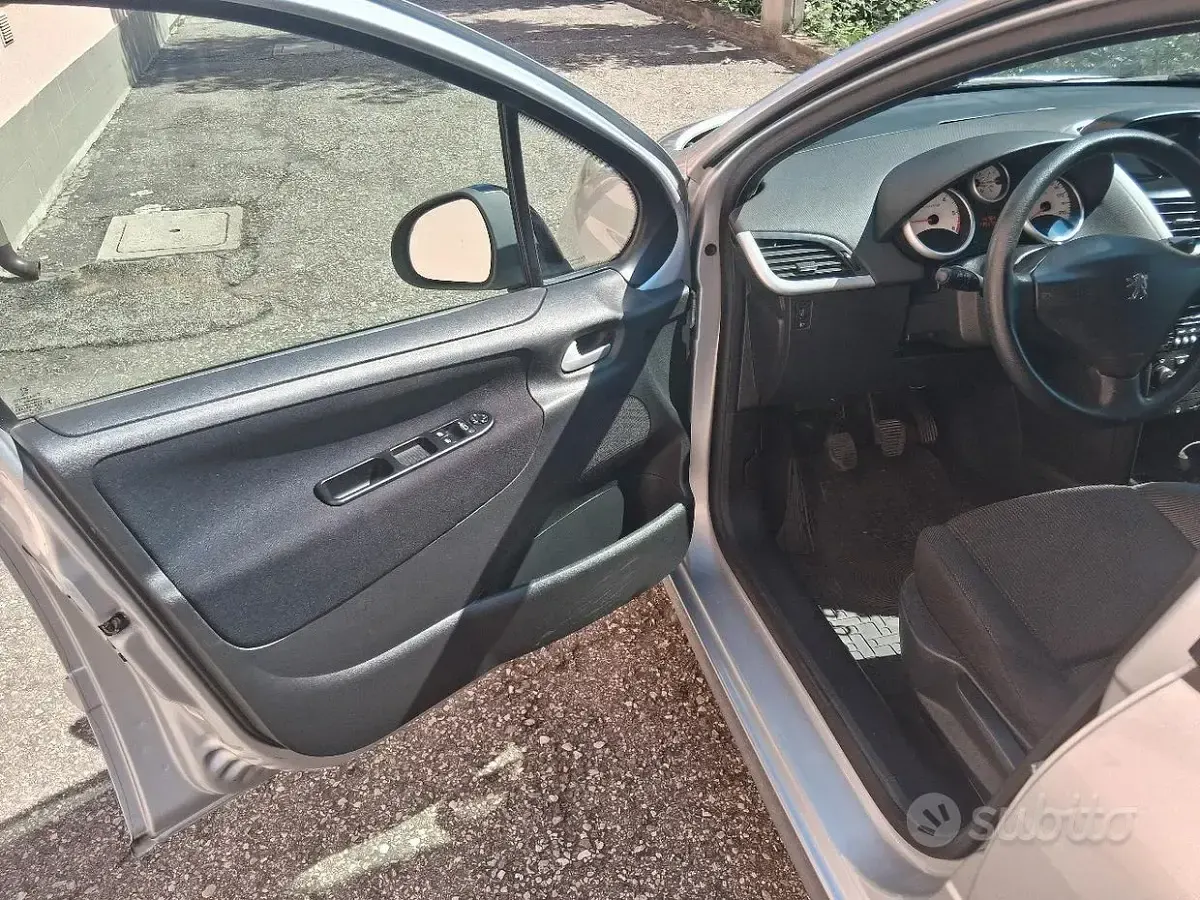 Usata Peugeot 207 68 CV (50 kW) 2011 Grigio Berlina