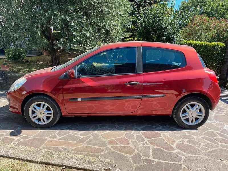 Usata Renault Clio II 75 CV (55 kW) 2005 Rosso Utilitaria