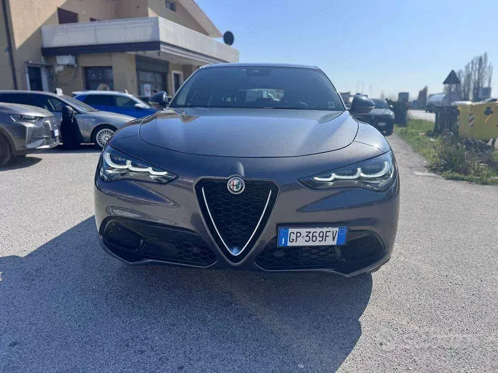Usata Alfa Romeo Stelvio Super 209 CV (153 kW) 2023 Grigio vesuvio SUV