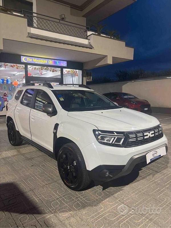 Käytetty Dacia Duster Journey 116 HP (85 kW) 2024 Valkoinen Katumaasturi