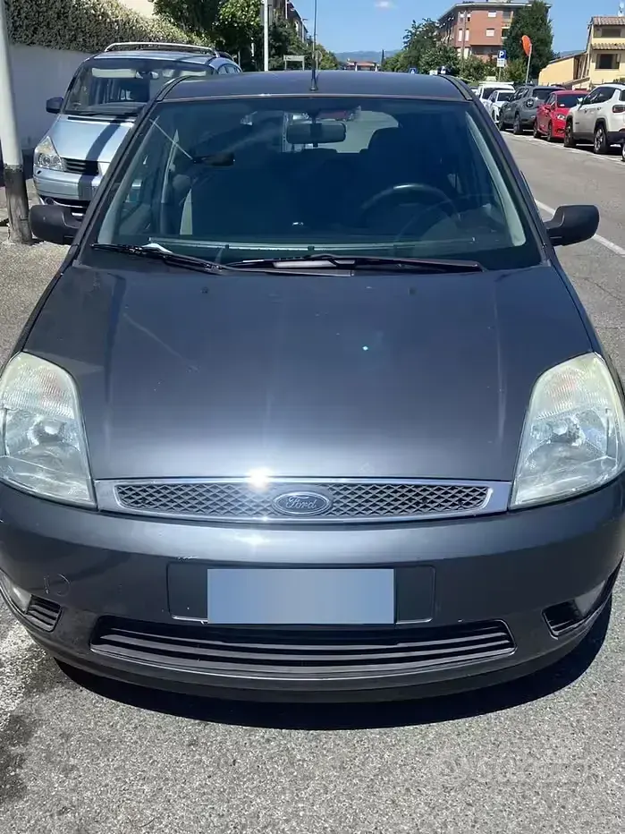 Usata Ford Fiesta Ghia 49 CV (36 kW) 2003 Grigio Utilitaria