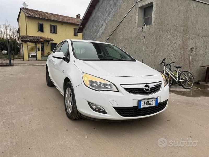 Usata Opel Astra Enjoy 100 CV (73 kW) 2010 Bianco Berlina