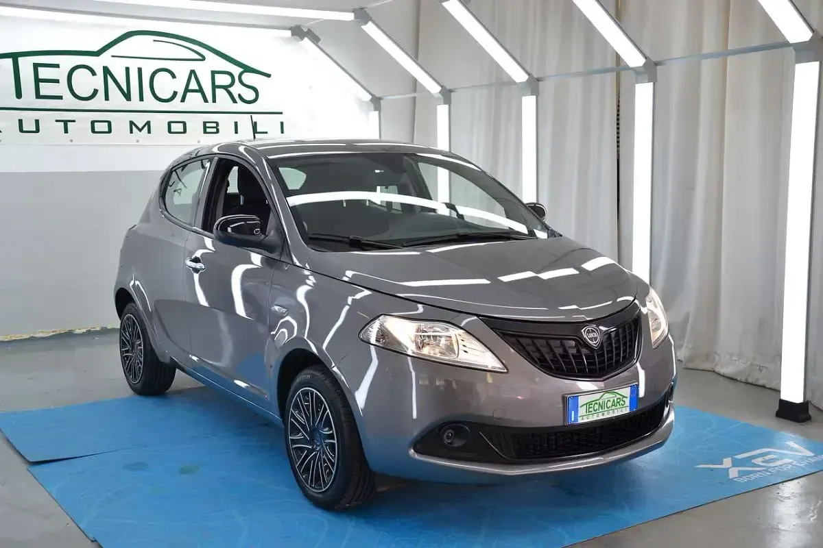 Usata Lancia Ypsilon Gold 69 CV (50 kW) 2024 Argento Utilitaria