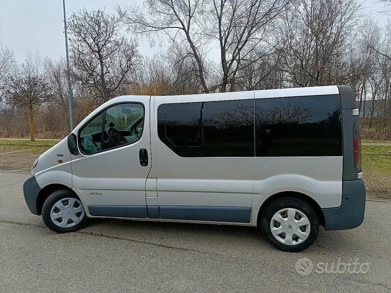 Usata Renault Trafic 100 CV (73 kW) 2006 Grigio Monovolume
