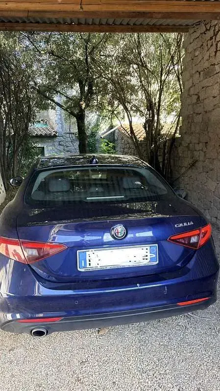 Usata Alfa Romeo Giulia 150 CV (110 kW) 2017 Blu/azzurro Berlina
