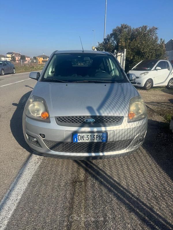 Usata Ford Fiesta Ghia 75 CV (55 kW) 2008 Argento Utilitaria