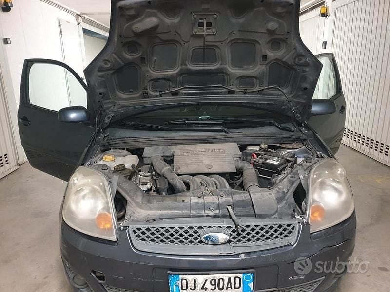 Usata Ford Fiesta 49 CV (36 kW) 2007 Grigio Utilitaria