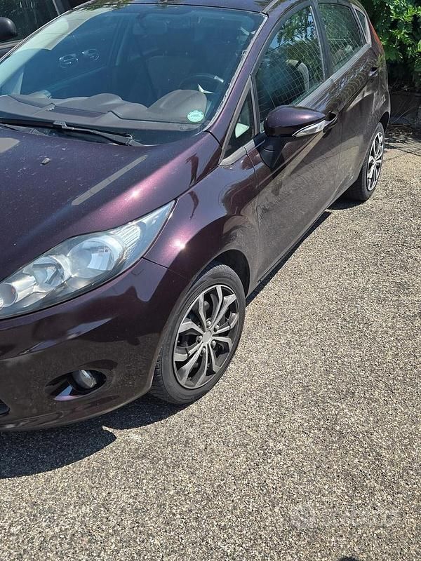 Usata Ford Fiesta 96 CV (70 kW) 2011 Rosso Utilitaria