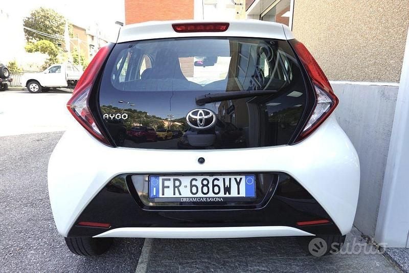 Usata Toyota Aygo X-play 72 CV (52 kW) 2018 Bianco pastello Utilitaria