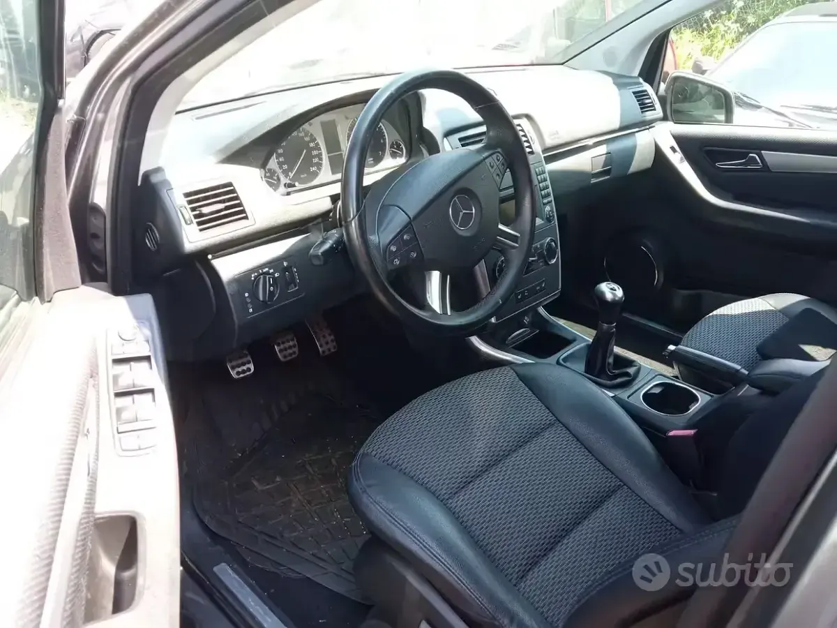 Usata Mercedes B180 116 CV (85 kW) 2010 Grigio Monovolume