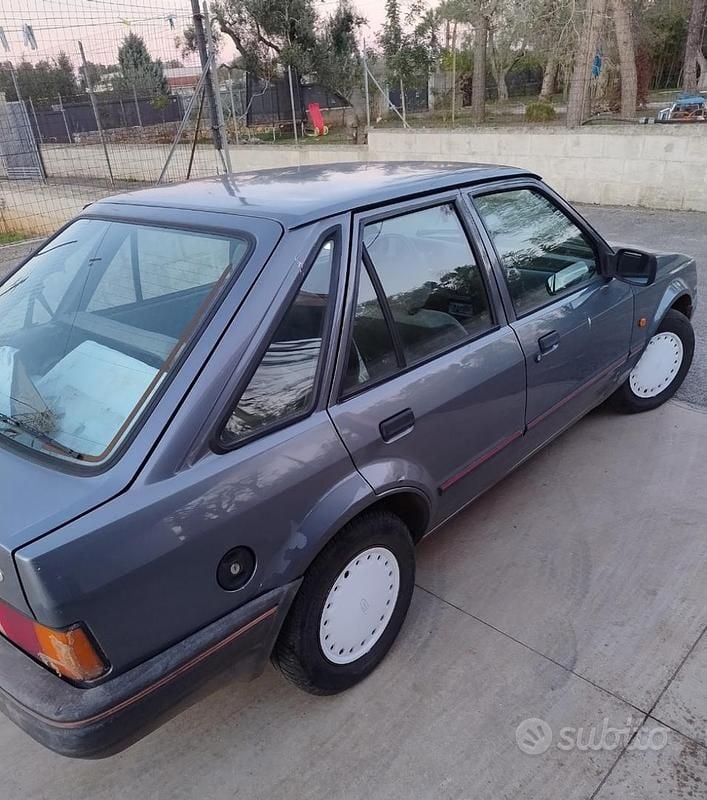 Usata Ford Escort 58 CV (42 kW) 1987 Blu Berlina