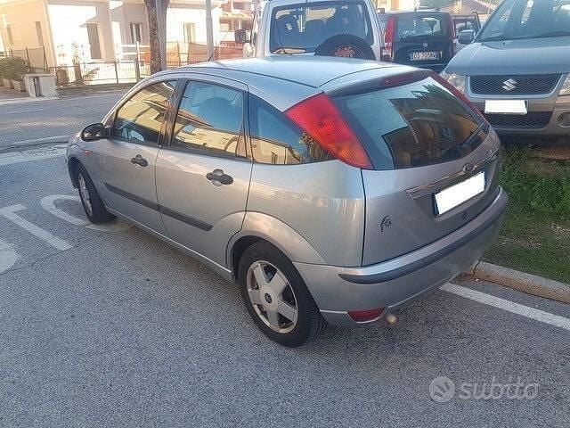 Usata Ford Focus Zetec 101 CV (74 kW) 2004 Grigio Berlina