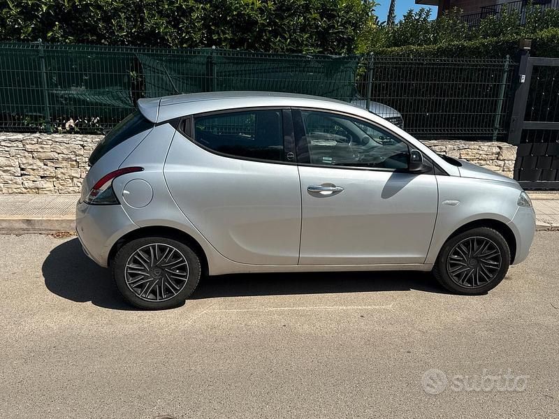 Usata Lancia Ypsilon 69 CV (50 kW) 2020 Grigio Utilitaria