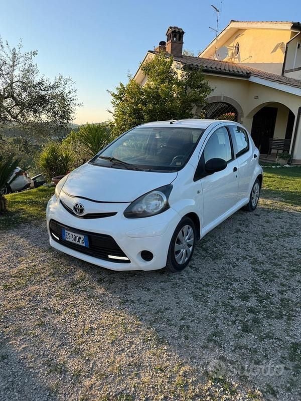 Usata Toyota Aygo Connect Style 67 CV (49 kW) 2014 Bianco Utilitaria