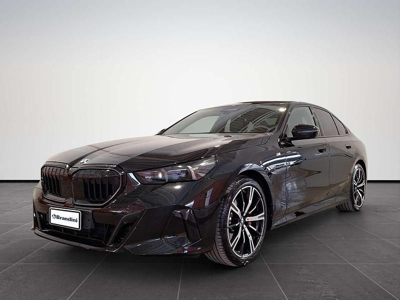 Black sapphire met. Usata 2025 BMW 520 M Sport Tre volumi | 57.145 € (Buon prezzo) - Immagine 1/4