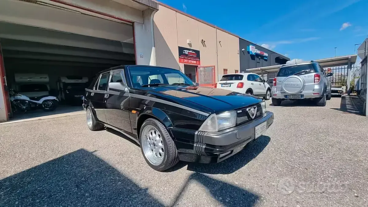 Usata Alfa Romeo 75 155 CV (114 kW) 1990 Nero Berlina