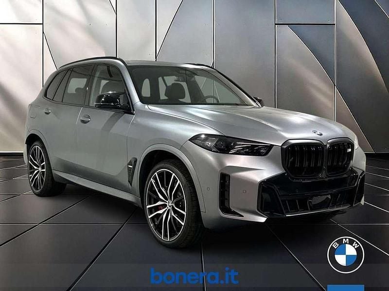 Nuova BMW X5 M M Sport 530 CV (389 kW) 2026 Frozen pure grey metallizzato SUV