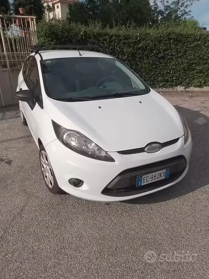 Usata Ford Fiesta 63 CV (46 kW) 2011 Bianco Furgone