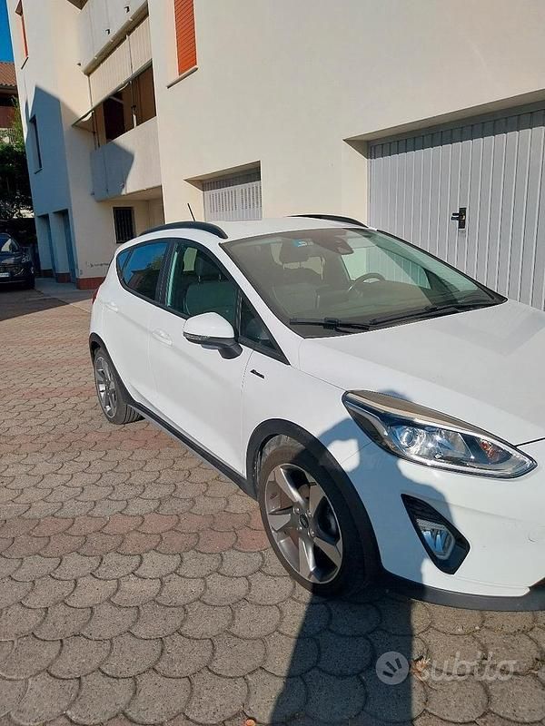 Usata Ford Fiesta Active 85 CV (62 kW) 2018 Bianco Utilitaria