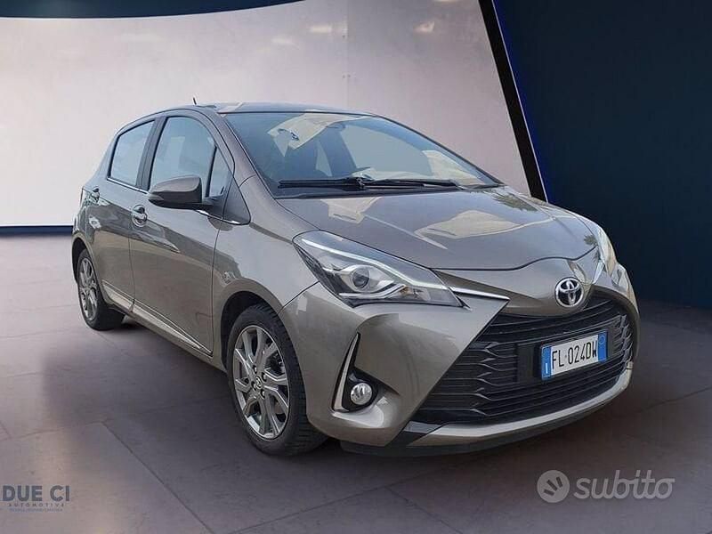 Grigio Usata 2017 Toyota Yaris Lounge Tre volumi | 11.900 € (Buon prezzo) - Immagine 1/4