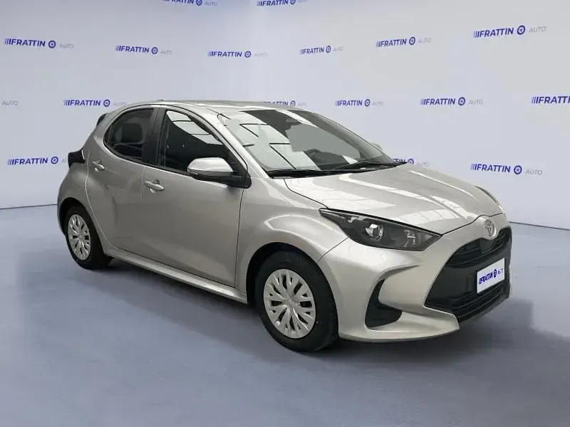 Usata Toyota Yaris Hybrid Active 92 CV (67 kW) 2025 Argento Berlina