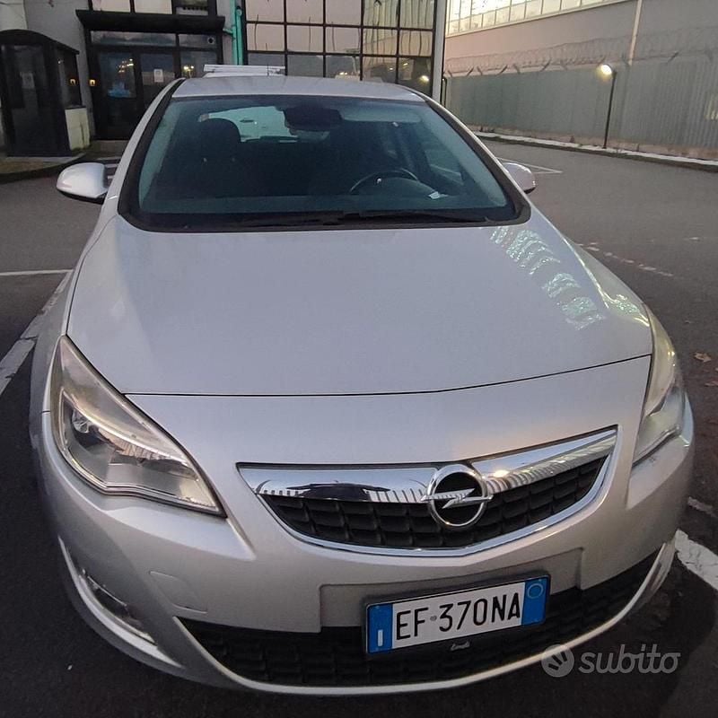 Usata 2011 Opel Astra Tre volumi | 4000 € (Buon prezzo) - Immagine 1/4