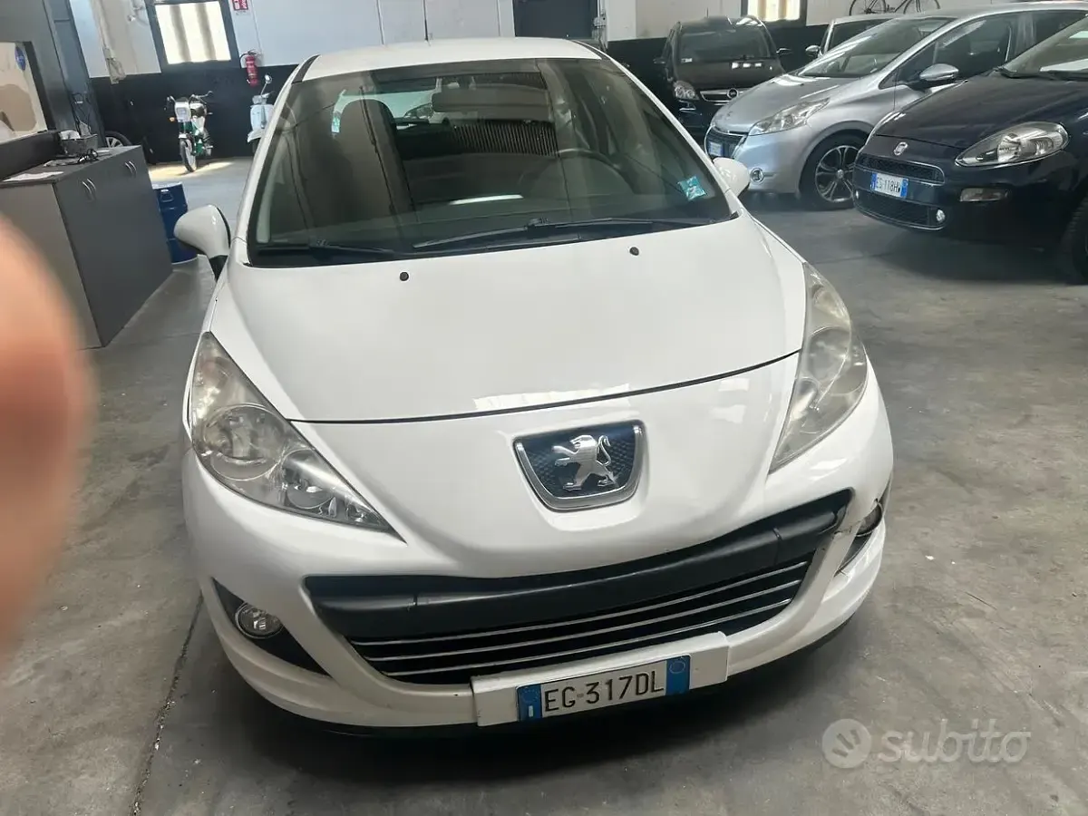 Usata Peugeot 207 68 CV (50 kW) 2011 Bianco Utilitaria