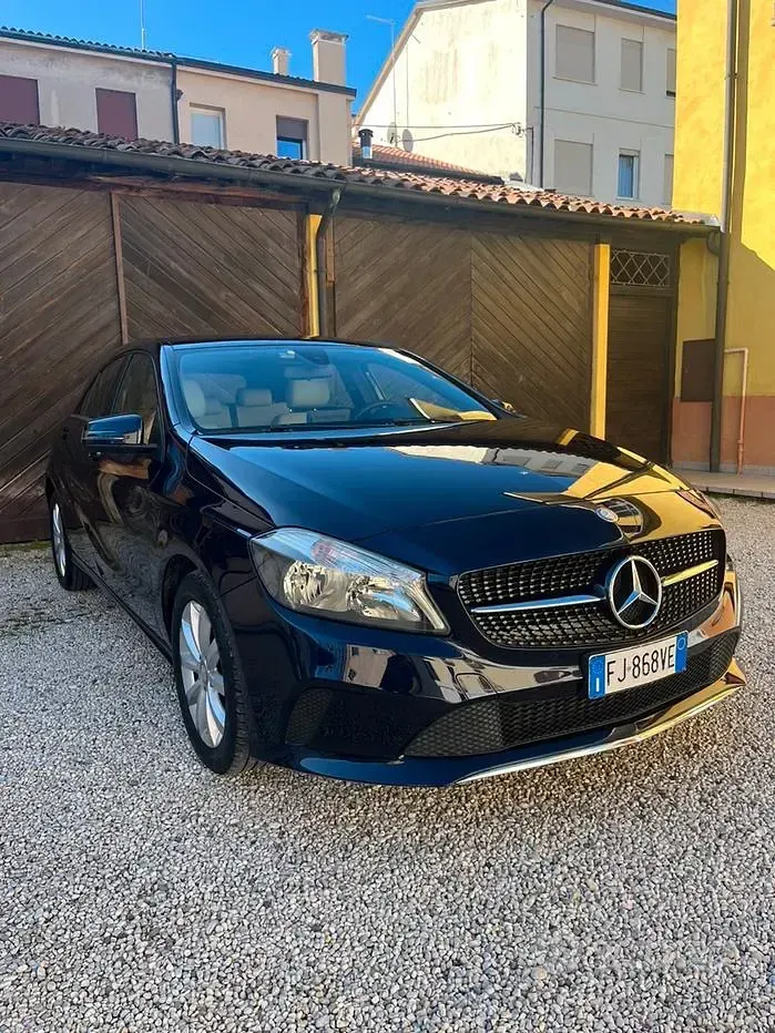 Usata Mercedes A160 102 CV (75 kW) 2017 Blu Berlina