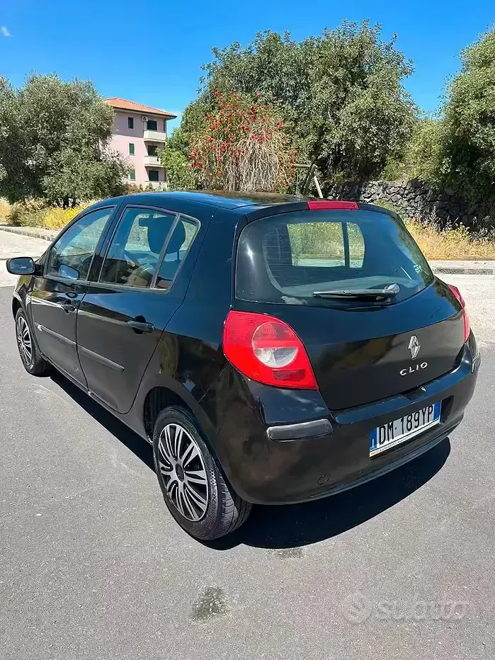 Usado Renault Clio II 85 CV (62 kW) 2007 Negro Utilitario