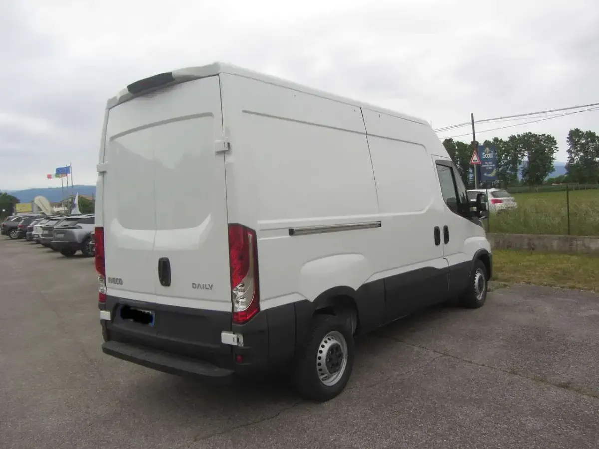 Usata Iveco Daily 116 CV (85 kW) 2020 Bianco Furgone